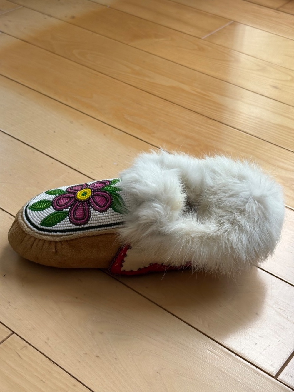 Authentic Indigenous Beaded Moccasins Suede Fur Trim Floral Slippers, Sz 6 - Picture 2 of 15